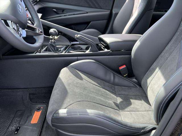 2025 Hyundai Elantra Base (M6)