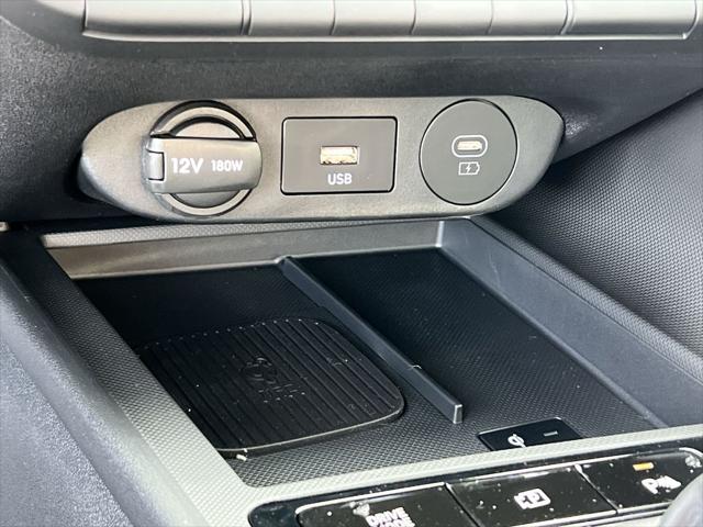 2025 Hyundai Elantra Base (M6)