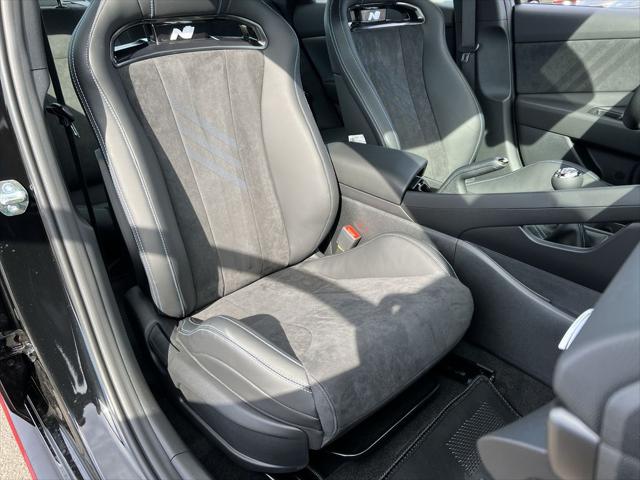 2025 Hyundai Elantra Base (M6)
