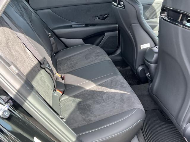 2025 Hyundai Elantra Base (M6)