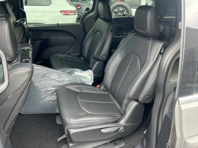 2025 Chrysler Pacifica Hybrid PACIFICA PLUG-IN HYBRID SELECT