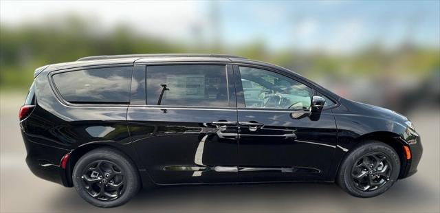 2025 Chrysler Pacifica Hybrid PACIFICA PLUG-IN HYBRID S APPEARANCE