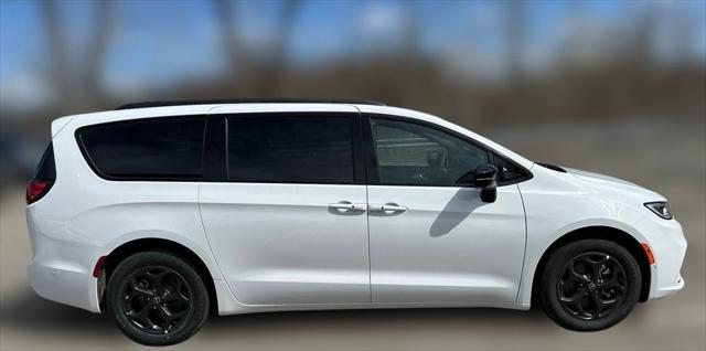 2025 Chrysler Pacifica Hybrid PACIFICA PLUG-IN HYBRID S APPEARANCE