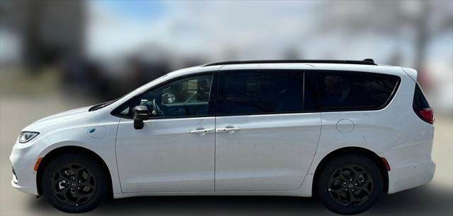 2025 Chrysler Pacifica Hybrid PACIFICA PLUG-IN HYBRID S APPEARANCE
