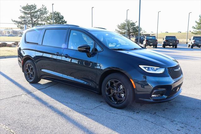 2025 Chrysler Pacifica Hybrid PACIFICA PLUG-IN HYBRID S APPEARANCE