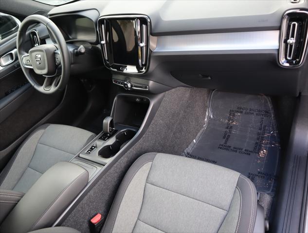 2025 Volvo XC40 B5 Core Bright Theme