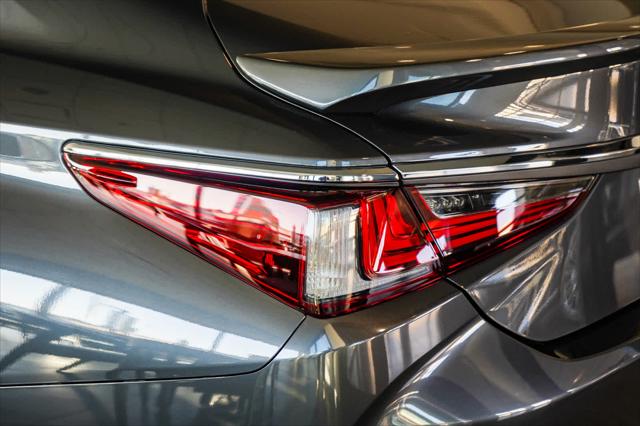 2025 Lexus ES 300h Luxury