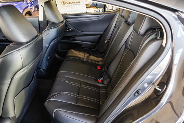 2025 Lexus ES 300h Luxury