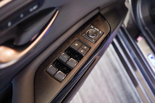 2025 Lexus ES 300h Luxury