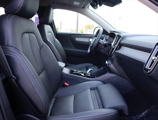 2025 Volvo XC40 B5 Plus Bright Theme
