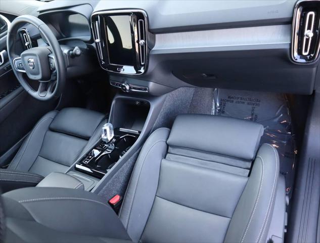 2025 Volvo XC40 B5 Plus Bright Theme