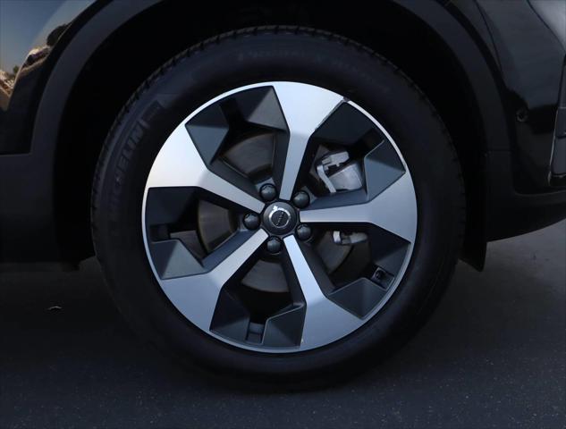 2025 Volvo XC40 B5 Plus Bright Theme