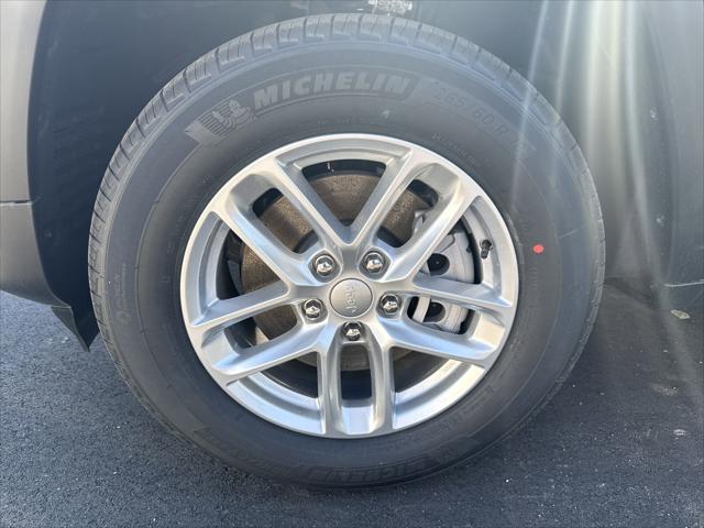 2025 Jeep Grand Cherokee GRAND CHEROKEE L LAREDO X 4X4