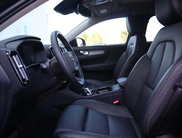 2025 Volvo XC40 B5 Core Bright Theme