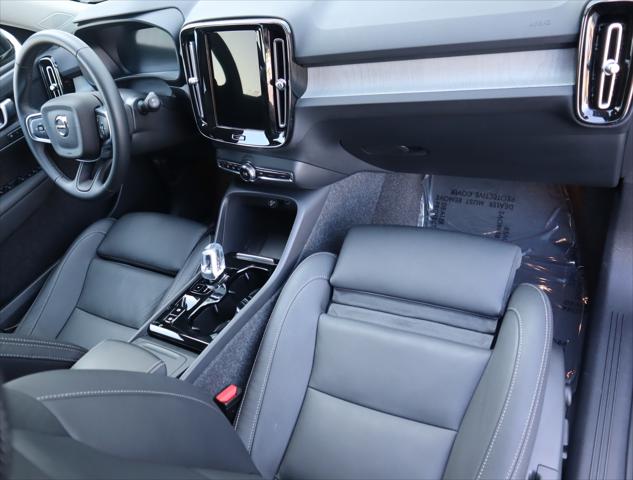 2025 Volvo XC40 B5 Core Bright Theme