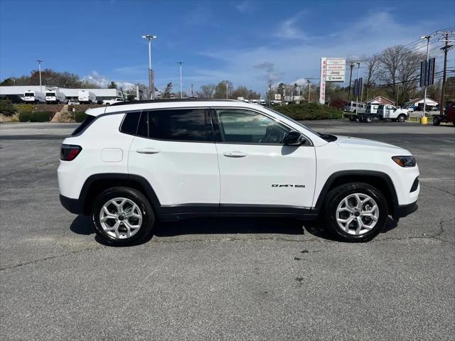 2025 Jeep Compass COMPASS LATITUDE 4X4
