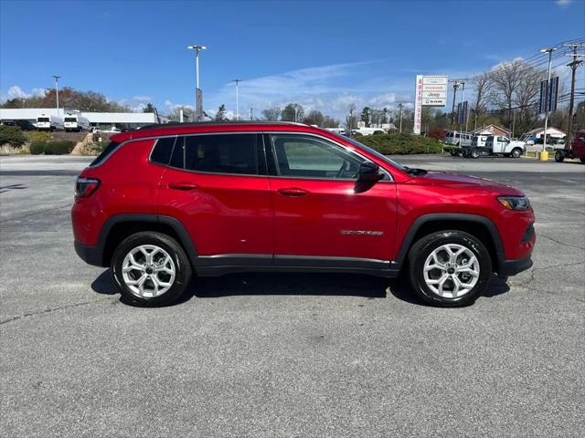 2025 Jeep Compass COMPASS LATITUDE 4X4