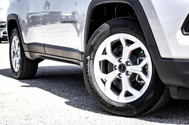 2025 Jeep Compass COMPASS LATITUDE 4X4