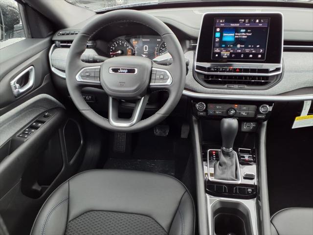 2025 Jeep Compass COMPASS LATITUDE 4X4
