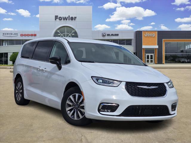 2024 Chrysler Pacifica Hybrid Select