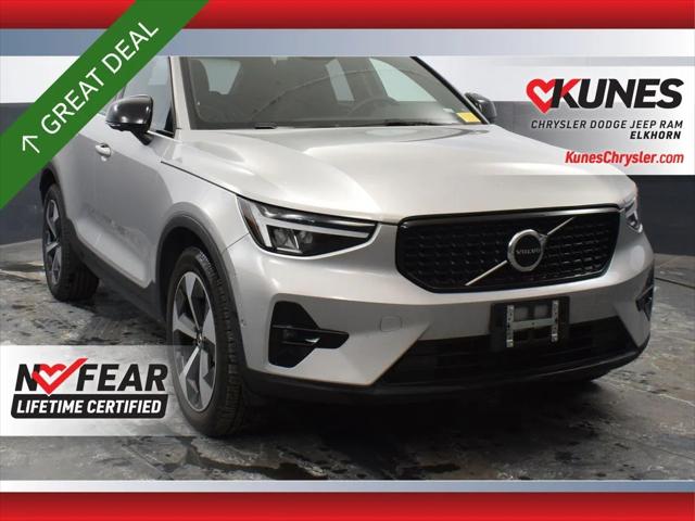 2023 Volvo XC40 B5 Plus Dark Theme
