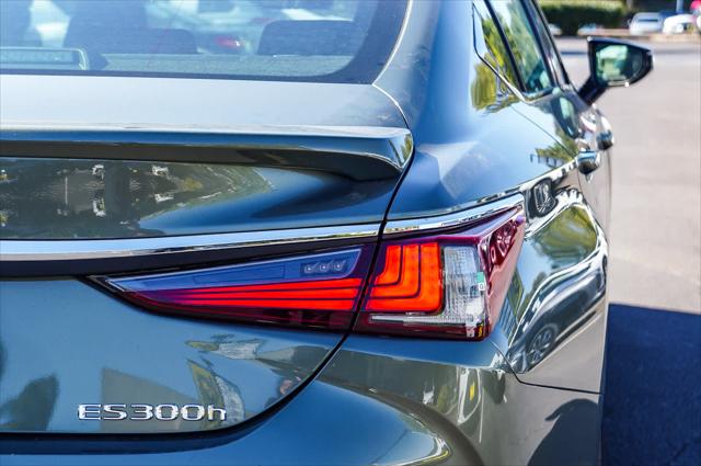 2025 Lexus ES 300h FWD