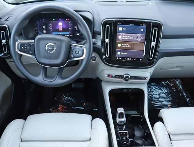 2023 Volvo XC40 B5 Ultimate Dark Theme