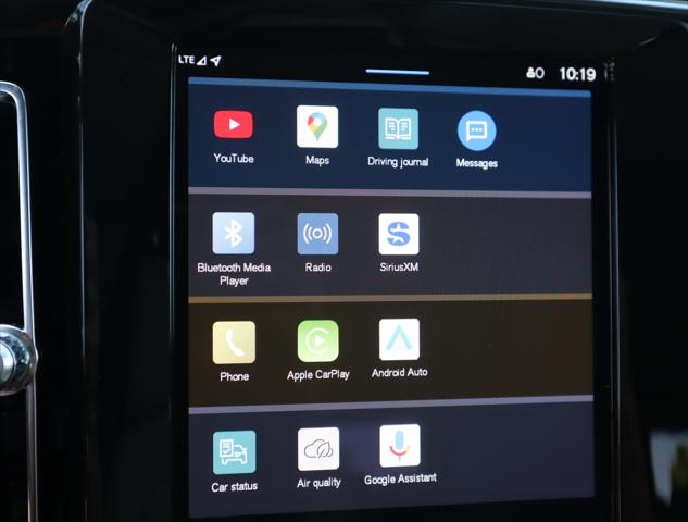 2023 Volvo XC40 B5 Ultimate Dark Theme