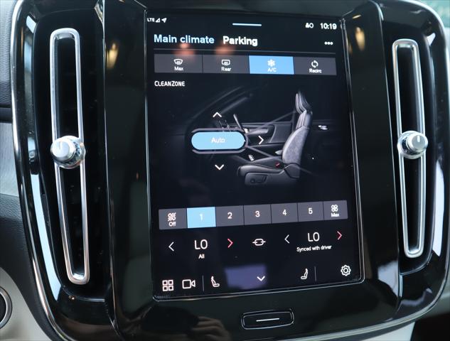2023 Volvo XC40 B5 Ultimate Dark Theme