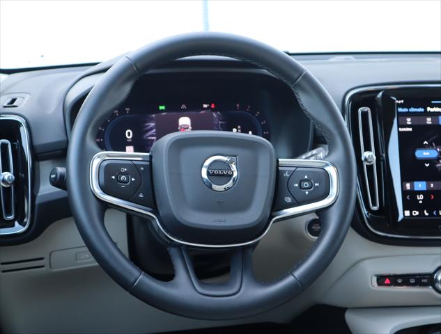 2023 Volvo XC40 B5 Ultimate Dark Theme