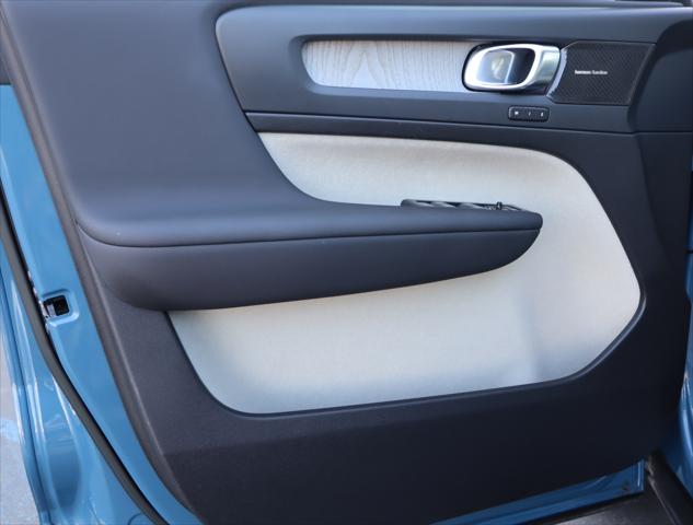 2023 Volvo XC40 B5 Ultimate Dark Theme