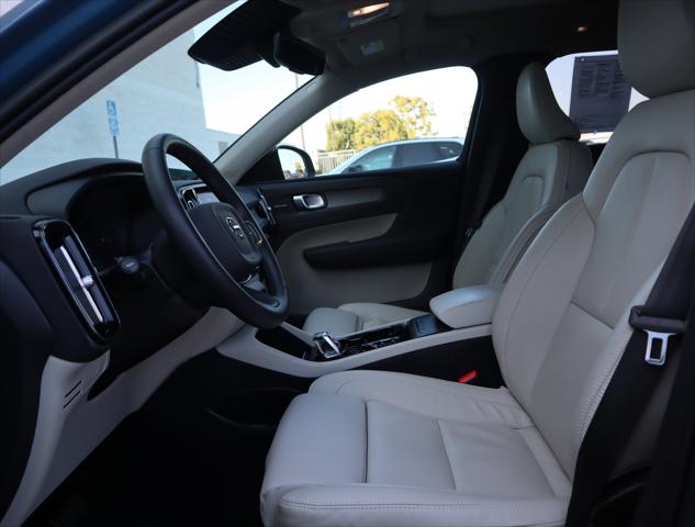 2023 Volvo XC40 B5 Ultimate Dark Theme
