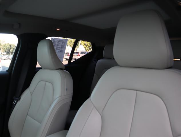 2023 Volvo XC40 B5 Ultimate Dark Theme