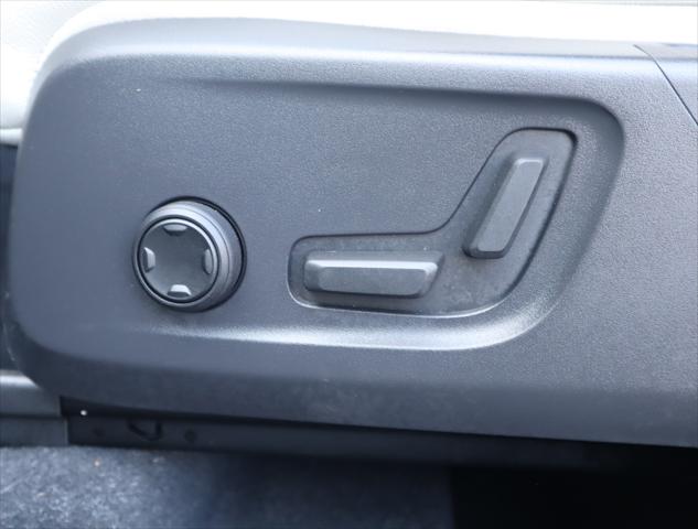 2023 Volvo XC40 B5 Ultimate Dark Theme