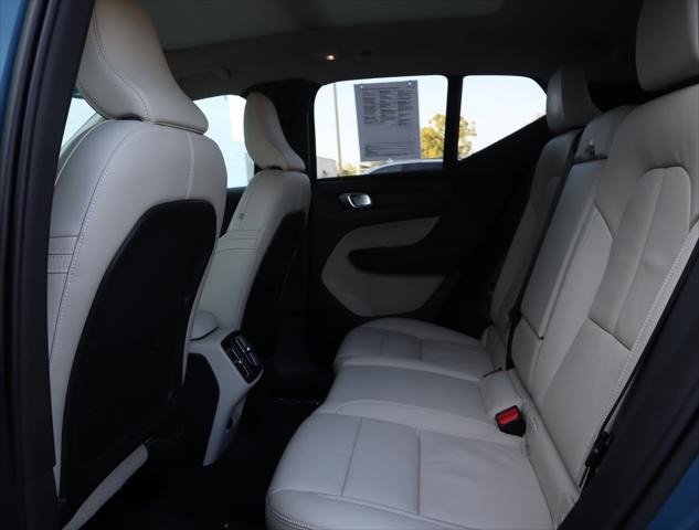 2023 Volvo XC40 B5 Ultimate Dark Theme