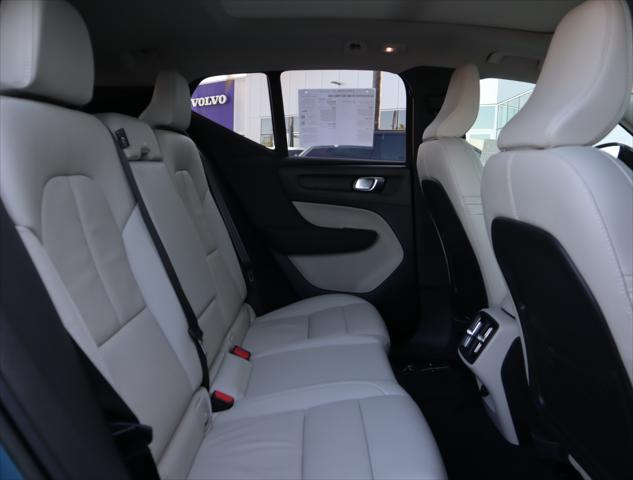 2023 Volvo XC40 B5 Ultimate Dark Theme