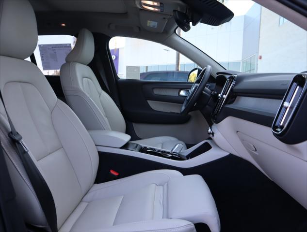 2023 Volvo XC40 B5 Ultimate Dark Theme