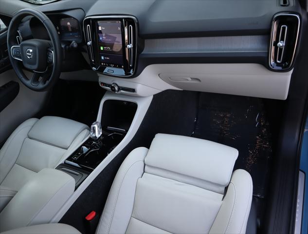 2023 Volvo XC40 B5 Ultimate Dark Theme