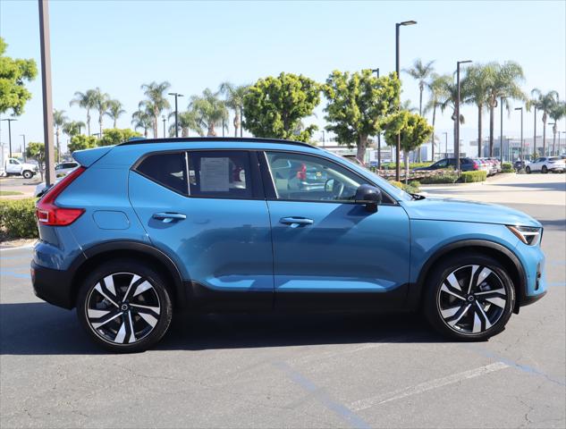 2023 Volvo XC40 B5 Ultimate Dark Theme