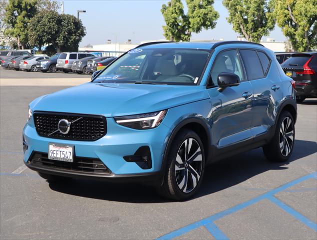 2023 Volvo XC40 B5 Ultimate Dark Theme