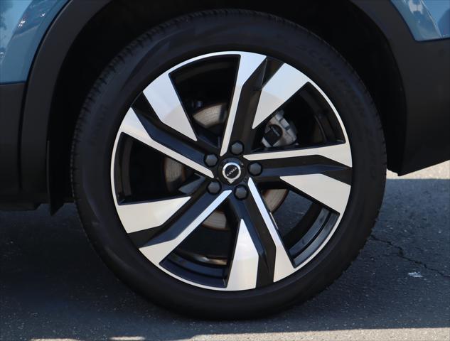 2023 Volvo XC40 B5 Ultimate Dark Theme