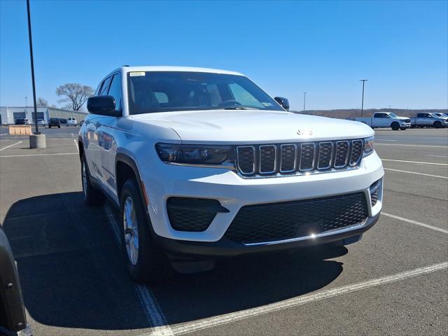 2025 Jeep Grand Cherokee GRAND CHEROKEE LAREDO X 4X4