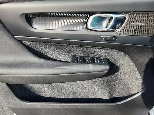 2025 Volvo XC40 B5 Ultra Dark Theme