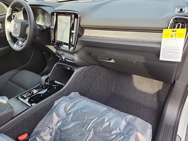 2025 Volvo XC40 B5 Ultra Dark Theme