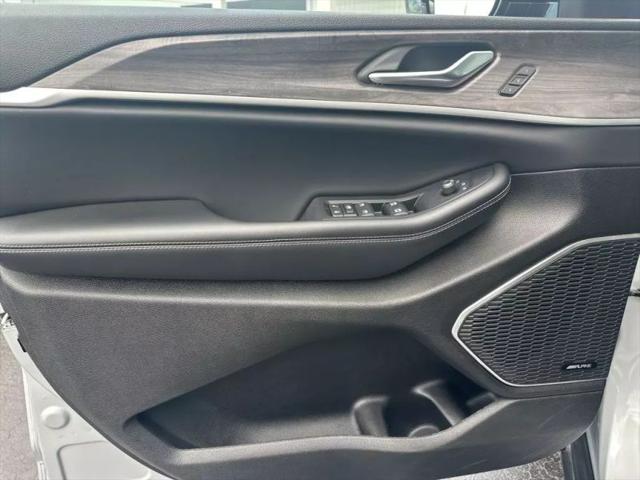 2023 Jeep Grand Cherokee Base