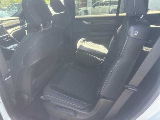 2025 Jeep Grand Cherokee GRAND CHEROKEE L LAREDO X 4X4