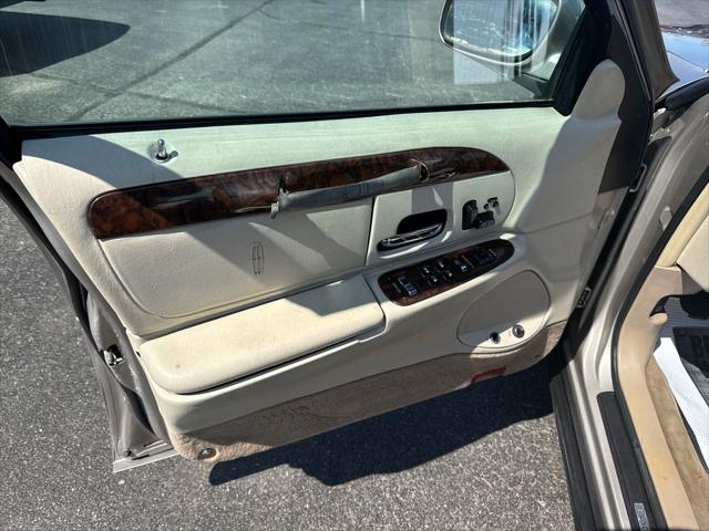 Used 1999 Lincoln Town Car For Sale in Muscle Shoals, AL