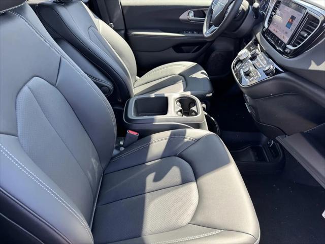 2025 Chrysler Voyager LX