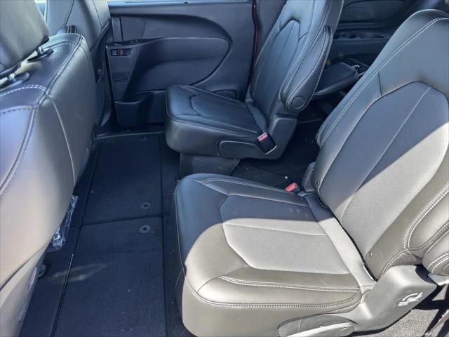 2025 Chrysler Voyager LX