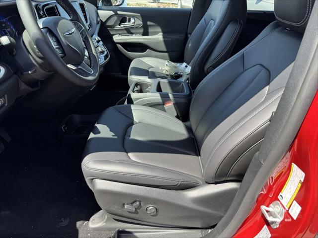2025 Chrysler Voyager LX